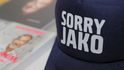 Kšiltovka „Sorry jako“ ve volebním štábu ANO v Průhonicích (3. 10. 2020)