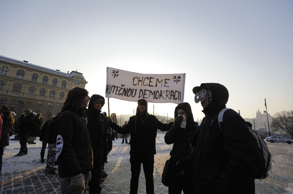 Lidé protestující proti omezení svobody internetu.