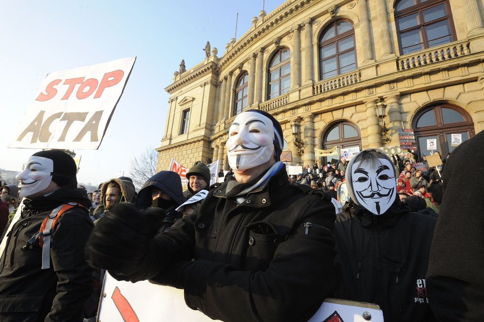 Mnoho lidí z davu protestantů mělo tvář skrytou pod maskou, kterou zvolila hackerská skupina Anonymous jako svůj symbol.