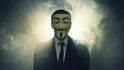 Maska z komiksu V jako Vendeta, kterou začalo používat hnutí Anonymous