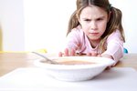 Prvním příznakem toho, že něco není v pořádku, je odmítání jídla a to i takového, které dítě jinak mělo rádo