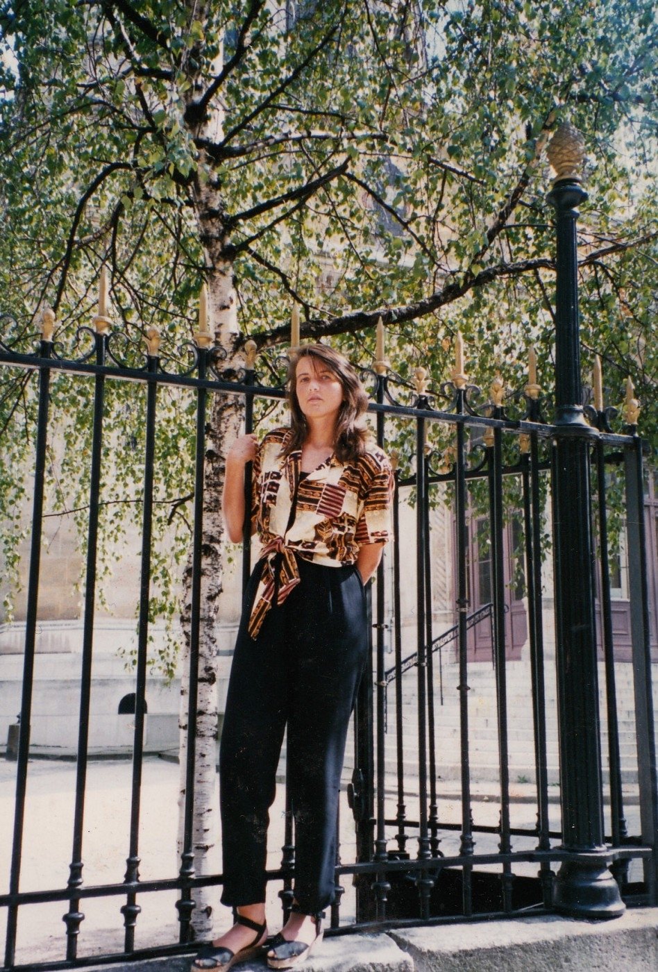 Jedenadvacetiletá Valeria na prázdninách v Paříži.