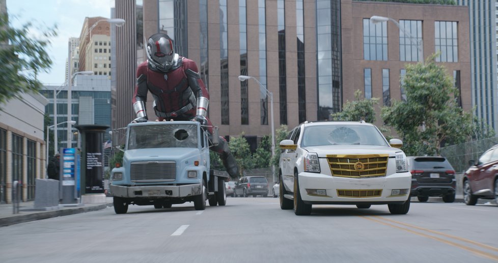 Ant-Man a Wasp přesvědčují diváky v prvních ukázkách, že co je malé, to je akční.