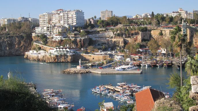 Pohled na přístav ve starověkém městě.