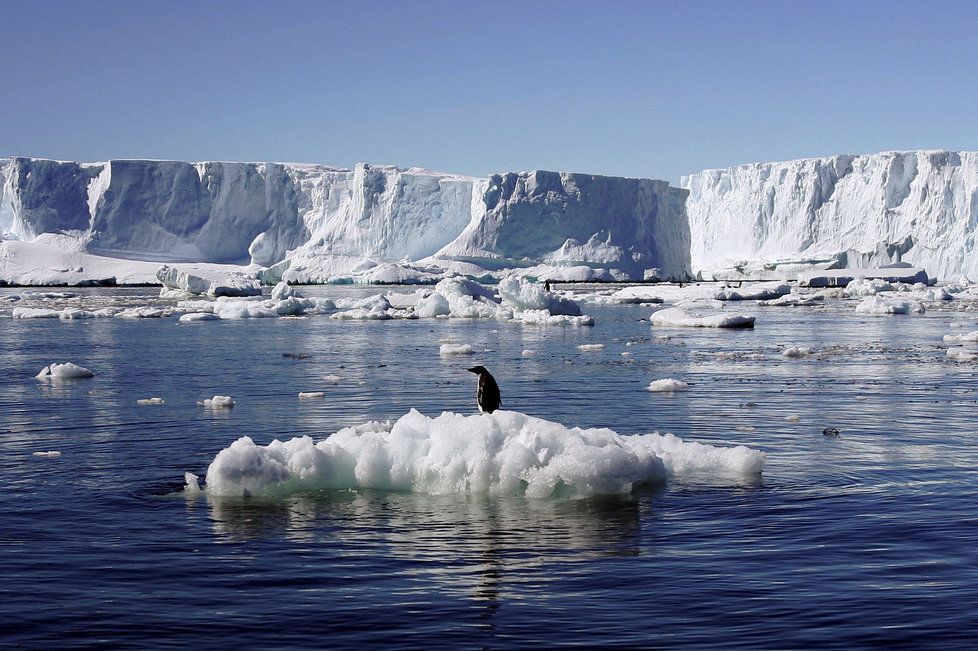Na Antarktidě se odtrhne obří kus ledovcového šelfu.
