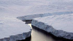 Na Antarktidě se odtrhne obří kus ledovcového šelfu