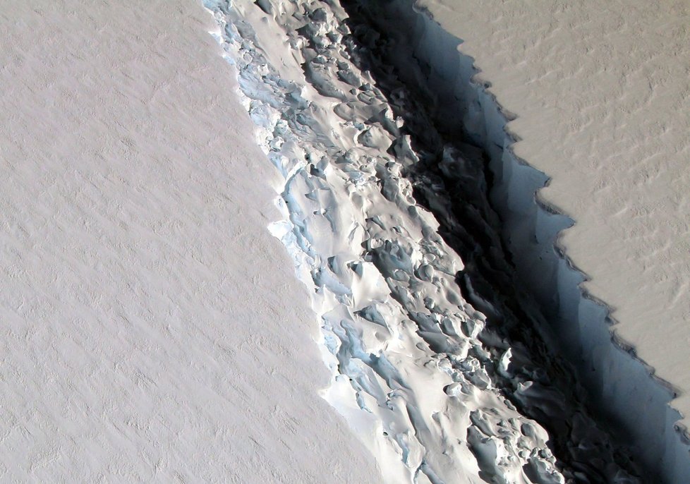 Obrovská puklina v ledovcovém šelfu Larsen C