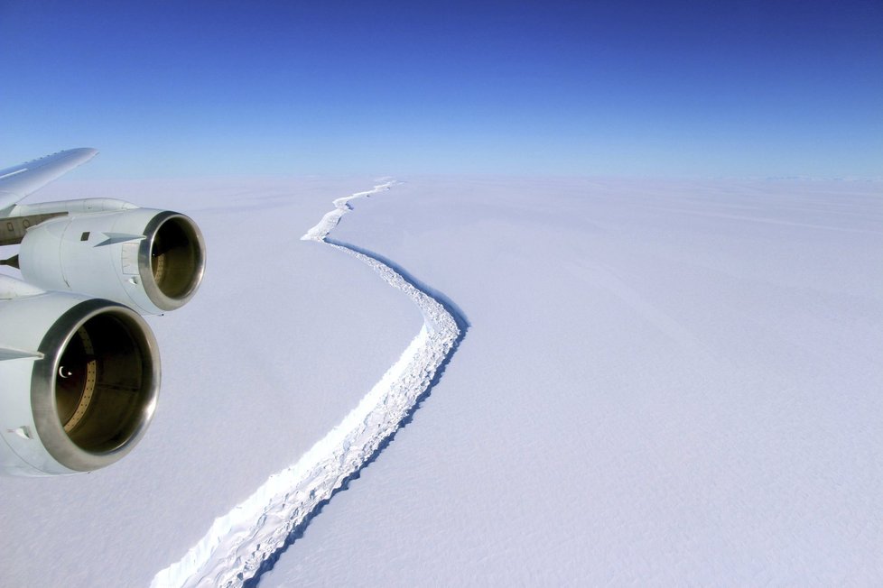 Obrovská puklina v ledovcovém šelfu Larsen C