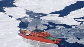 Na pomoc uvízlé ruské lodi vyrazil i australský ledoborec Aurora Australis