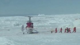 Evakuace prvních cestujících z lodi Akademik Šokalskij, která uvízla v Antarktidě