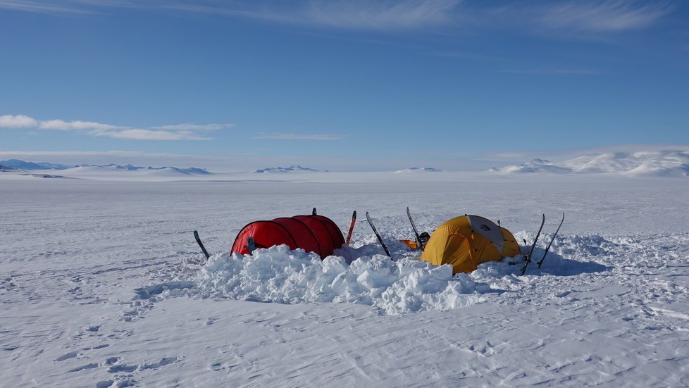 Stanování Lucie a jejích kolegů v Antarktidě.