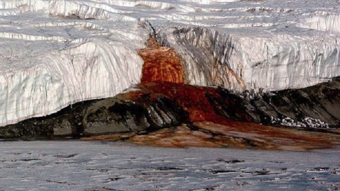 Záhada Krvavých vodopádů na Antarktidě je odhalena. 