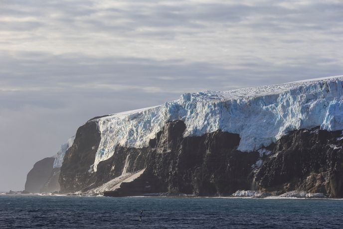 Vstup na ostrov musí být povolen jak Antarktickým národním programem Jihoafrické republiky, tak Norským polárním institutem.