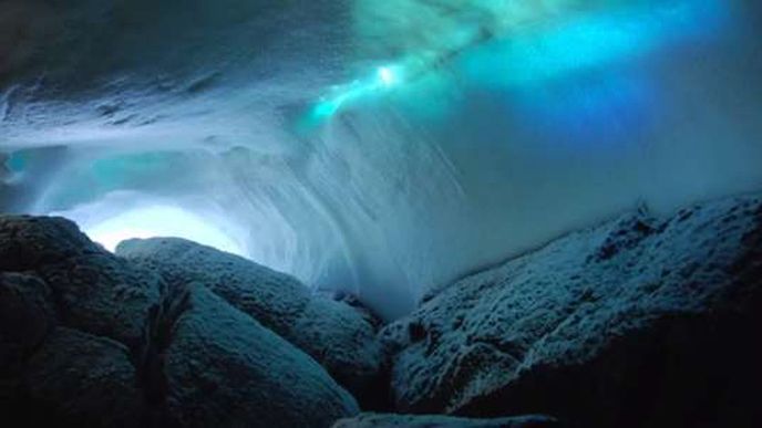 Jeskyně pod Antarktidou nejspíš ukrývají dosud neznámé formy života. Ilustrační foto