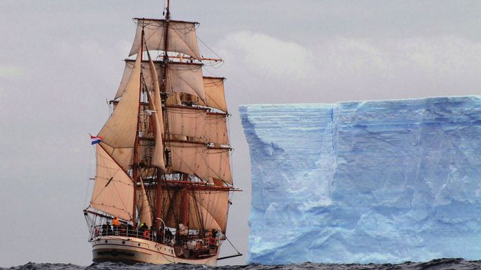 Sto let starý trojstěžník, který dosud pluje na plachty a ještě navíc do Antarktidy!