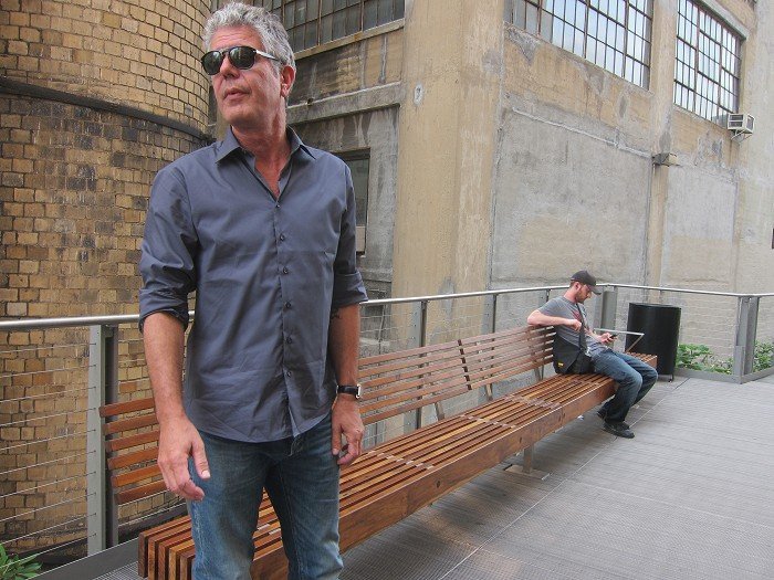 Anthony Bourdain díky svým pořadům procestoval celý svět. A po celém světě se také stal slavným.