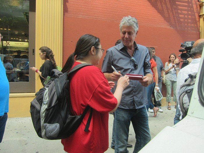 Anthony Bourdain díky svým pořadům procestoval celý svět. A po celém světě se také stal slavným.