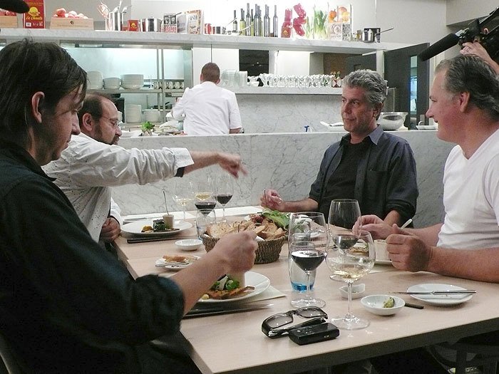 Anthony Bourdain díky svým pořadům procestoval celý svět. A po celém světě se také stal slavným.