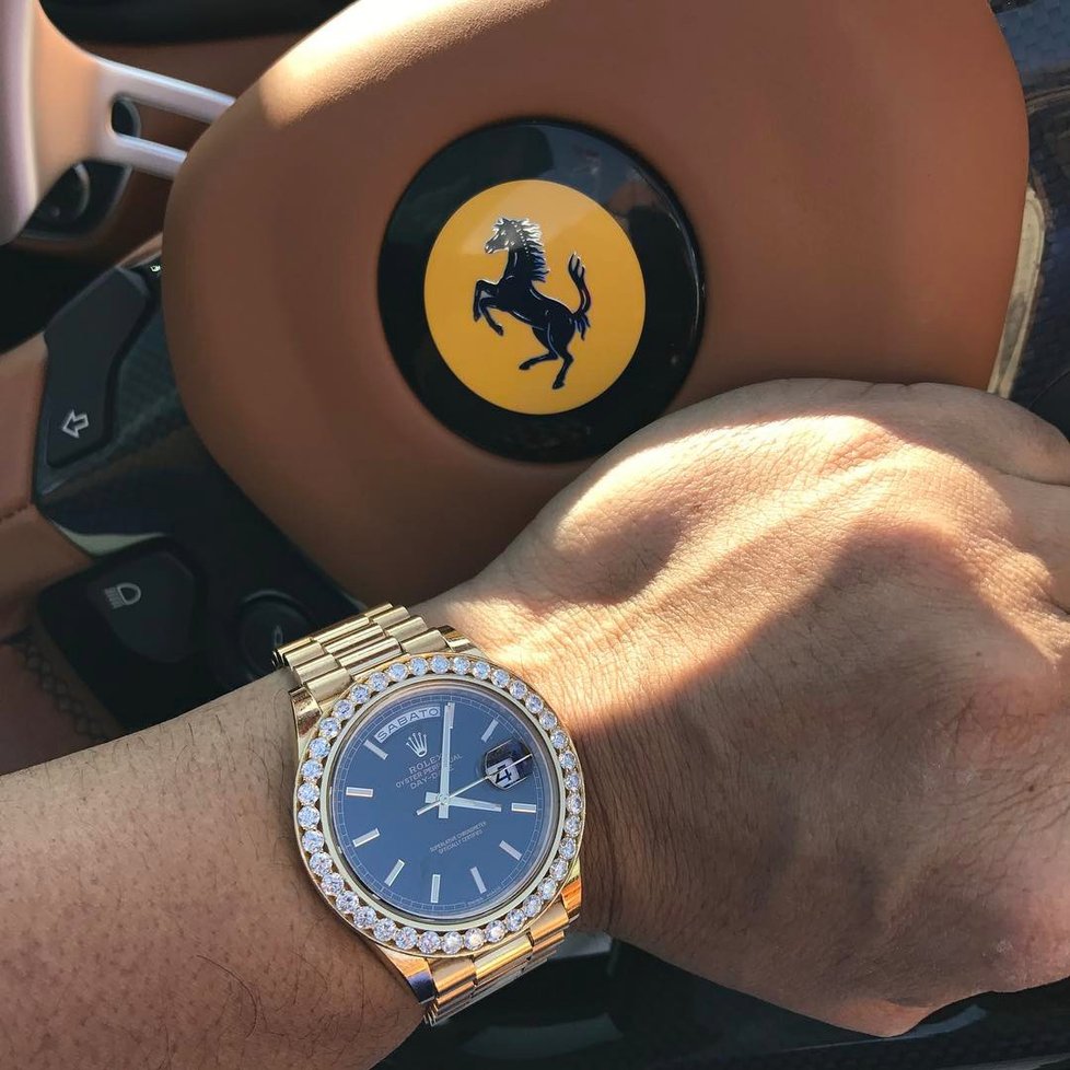 Anthony Gignac se 30 let vydával za saúdského prince. Na Instagramu se chlubil luxusem, který získal svými podvody.