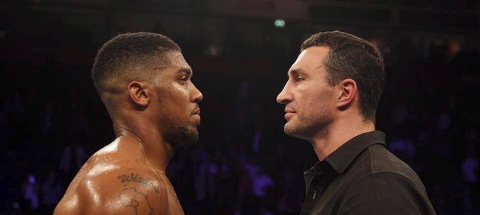 Anthony Joshua a Vladimir Kličko tváří v tvář po zápase, ve kterém Joshua nelítostně sejmul Erica Molinu