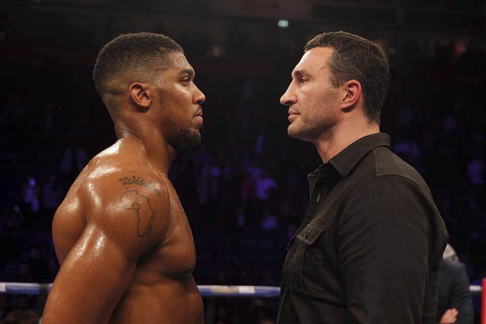 Anthony Joshua a Vladimir Kličko tváří v tvář po zápase, ve kterém Joshua nelítostně sejmul Erica Molinu