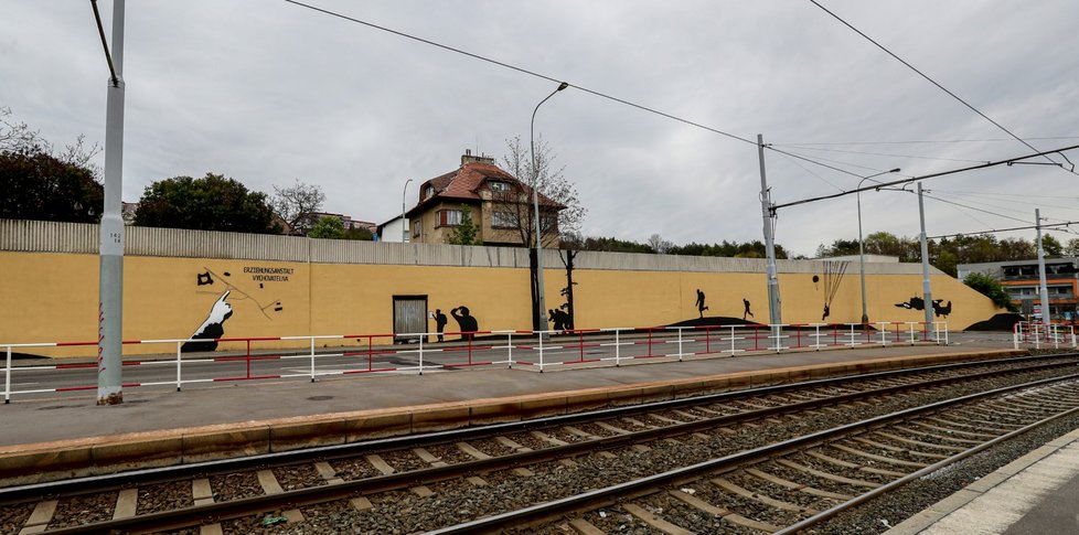 Místo v pražské Libni, kde v roce 1942 zaútočili českoslovenští odbojáři na říšského protektora Reinharda Heydricha, zdobí velká nástěnná malba. Připomíná právě odvážný čin parašutistů Jozefa Gabčíka a Jana Kubiše, který nakonec vedl ke smrti obávaného nacistického vůdce