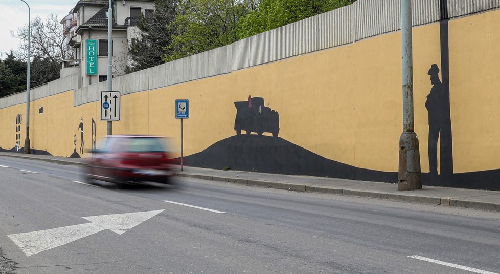 Místo v pražské Libni, kde v roce 1942 zaútočili českoslovenští odbojáři na říšského protektora Reinharda Heydricha, zdobí velká nástěnná malba. Připomíná právě odvážný čin parašutistů Jozefa Gabčíka a Jana Kubiše, který nakonec vedl ke smrti obávaného nacistického vůdce