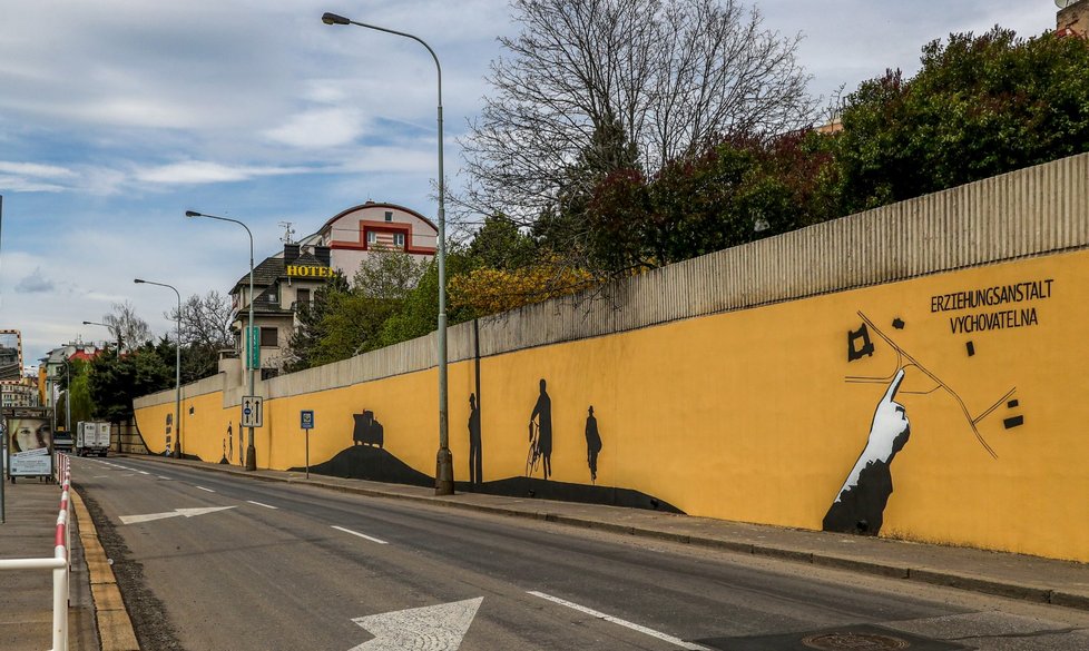 Místo v pražské Libni, kde v roce 1942 zaútočili českoslovenští odbojáři na říšského protektora Reinharda Heydricha, zdobí velká nástěnná malba. Připomíná právě odvážný čin parašutistů Jozefa Gabčíka a Jana Kubiše, který nakonec vedl ke smrti obávaného nacistického vůdce