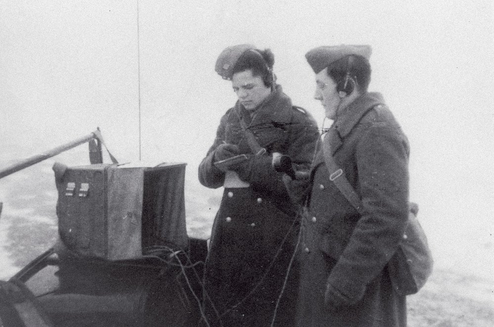 Při výběru radiotelegrafistů dostávali přednost  ti, kteří již absolvovali spojovací výcvik u jednotek brigády. Na snímku Oldřich Dvořák (skupina STEEL) a Jaroslav Bublík (FOUR SQUARE).