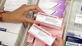 Nedostatek léků: Do Česka míří další zásilka antibiotických sirupů, chybí antidepresiva