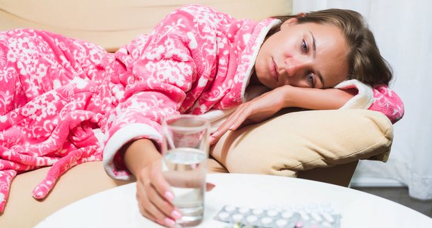 10 mýtů o antibiotikách: Může se při nich pít alkohol? A musíme je dobrat?