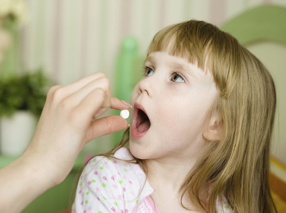 „Antibiotika mě dostala na vozíček.“ Rizikové léky jsou v Česku, dávají se i na zánět močáku.