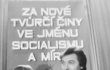 Karel Gott a Eva Pilarová. Tato fotka je ze 4. února a agenturní popisek říká: V pražském Divadle hudby se sešli umělci, aby vyjádřili jednoznačný souhlas s provoláním čs. výborů uměleckých svazů vyhlášeném na slavnostním shromáždění v Národním divadle.