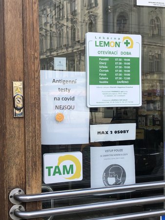 Lékárna v pražských Vršovicích: Některé lékárny mají antigenní testy vyprodané