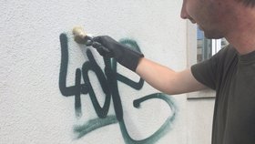 „Počmárané“ zdi jsou v Praze 3 minulostí? Do dvou dnů, díky Antigraffiti programu 