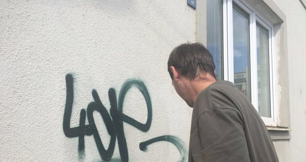 Antigraffiti program Prahy 3 úspěšně čistí pomalované domy a mobiliáře.