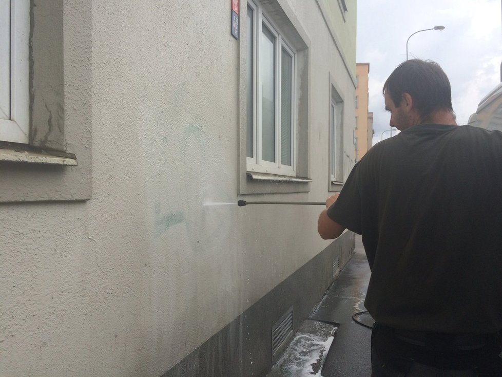 Antigraffiti program Prahy 3 úspěšně čistí pomalované domy a mobiliáře.