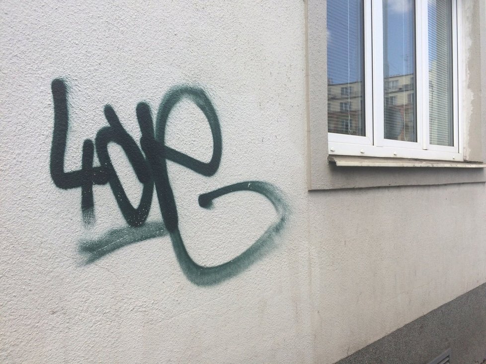 Antigraffiti program Prahy 3 úspěšně čistí pomalované domy a mobiliáře. 