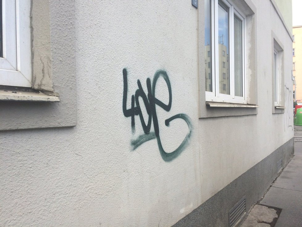 Antigraffiti program Prahy 3 úspěšně čistí pomalované domy a mobiliáře.