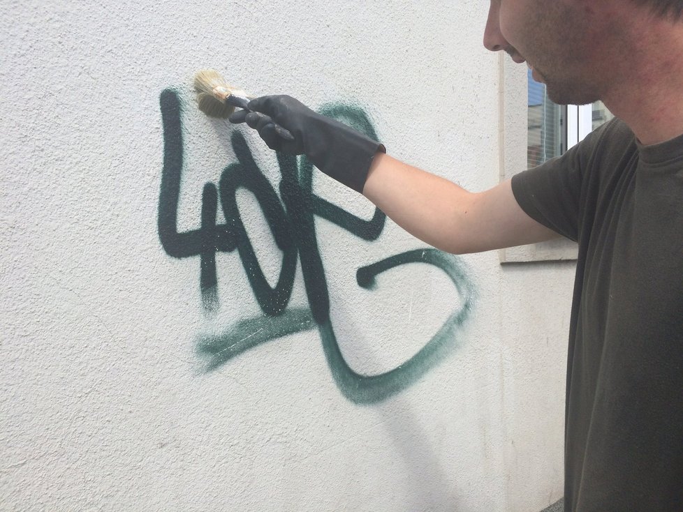 Antigraffiti program Prahy 3 úspěšně čistí pomalované domy a mobiliáře.