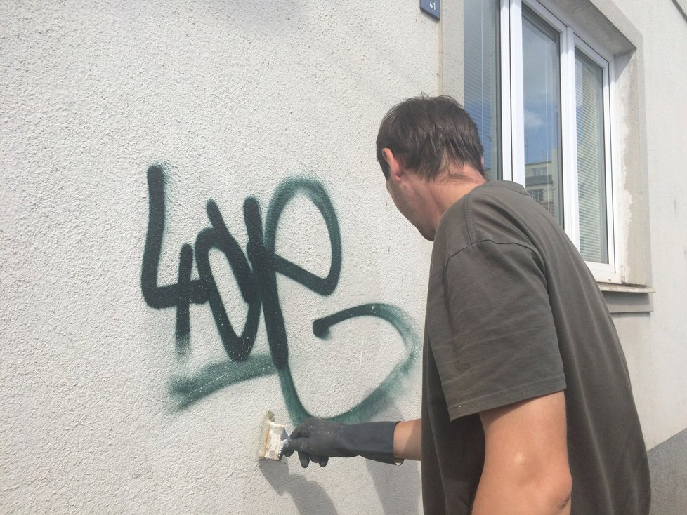 Antigraffiti program Prahy 3 úspěšně čistí pomalované domy a mobiliáře. 