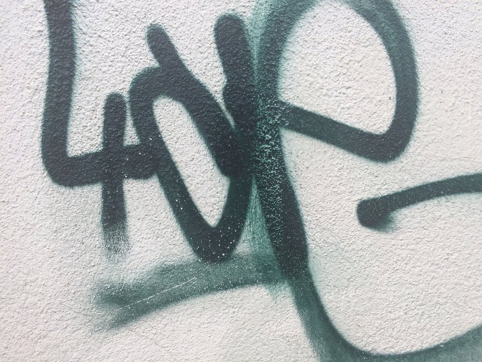 Antigraffiti program Prahy 3 úspěšně čistí pomalované domy a mobiliáře. 