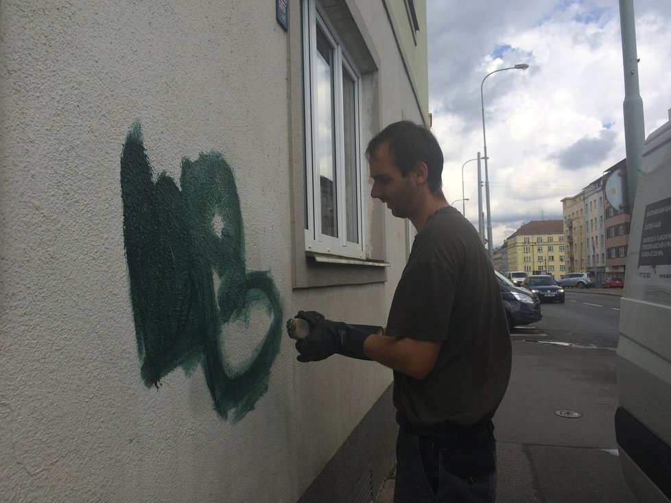 Antigraffiti program Prahy 3 úspěšně čistí pomalované domy a mobiliáře. 