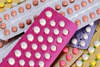 10 největších mýtů o antikoncepci. Tloustne se po ní a tlumí chuť na sex