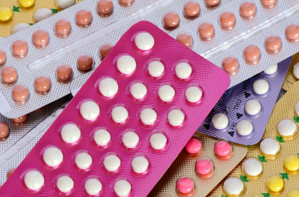 Antikoncepce jako příčina neplodnosti? Lékaři to odmítají, ale upozorňují na jiná rizika.
