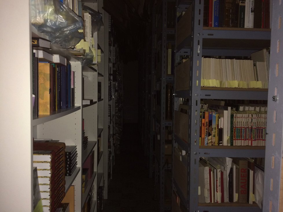 V externím skladu se regály plné knih linou do ztracena.