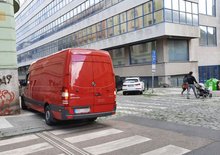 Fotky hříšníků aneb Proto města staví antiparkovací kolíky. Souhlasíte?