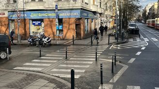 Antiparkovací kolík už i v dráze pro chodce? Podle Prahy normální, jiní kroutí hlavou Antiparkovací kolík už i v dráze pro chodce? Podle Prahy normální, jiní kroutí hlavou