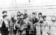 Fotografie ukazující židovské děti v koncentračním táboře po osvobození sovětskou armádou