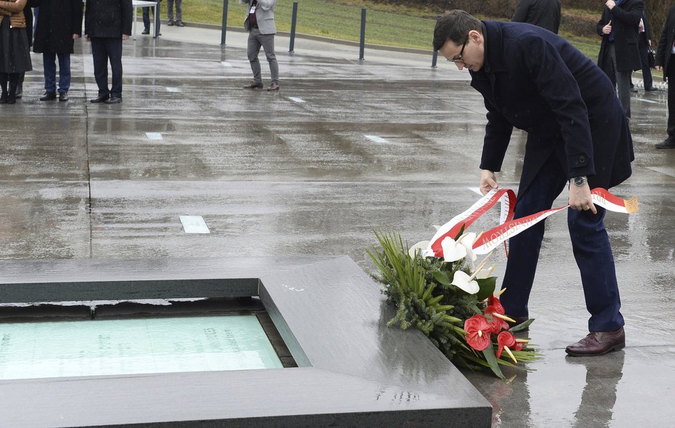 Polský premiér Mateusz Morawieck na návštěvě muzea ve městě Markowa, připomínajícím skutky Poláků, kteří za 2. světové války zachraňovali židy.